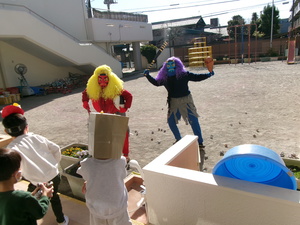 園庭に赤鬼と青鬼がやってきた様子