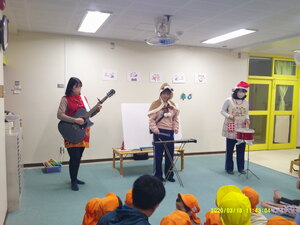 職員が演奏している写真です。