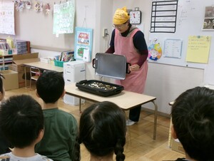ポップコーンの香りにつられて立ち上がる子どもたち