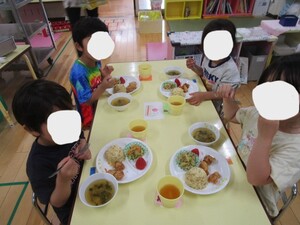 お昼ご飯の様子
