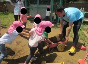 裏庭で遊んでいる子どもたち