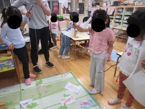 部屋の中でもザリガニ釣りの練習をしている子どもたち