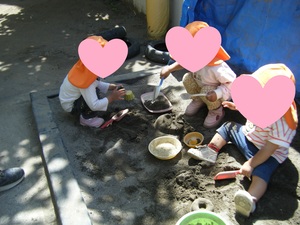 写真:砂場で遊んでいる様子