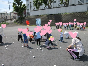 写真:鯉のぼり玉入れ