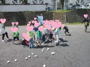 写真:鯉のぼり玉入れ