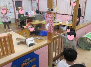 やられたふりをするお兄さんお姉さん鬼