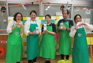 カフェ店員の恰好をした職員の写真
