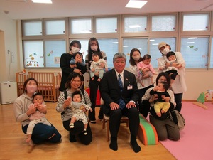 坂本区長と乳幼児親子の写真。