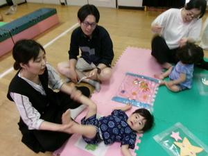 こどもが寝転がっている姿