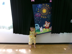 子どもがフォトコーナーでかくれんぼしている写真