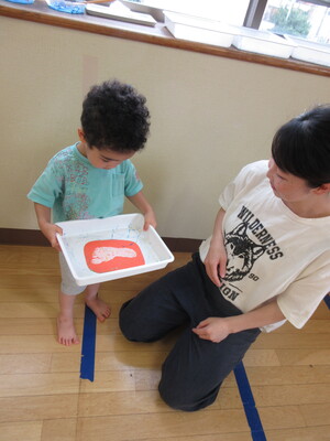 ビー玉を転がして作品を作る様子
