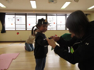 メダルを渡している様子