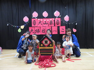 みんなで写真をとる様子