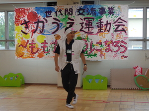 ももたろうに変装し司会をしている職員の様子