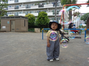 シャボン玉で遊んでいる写真
