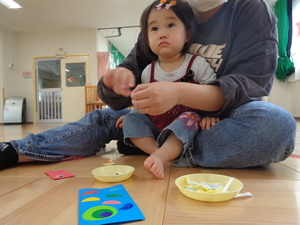 写真2　こいのぼりの飾りを制作している様子