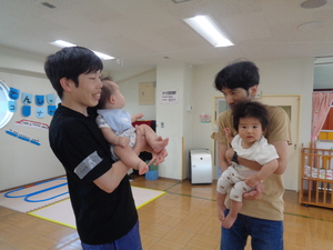 写真1　親子同士であいさつをしている様子