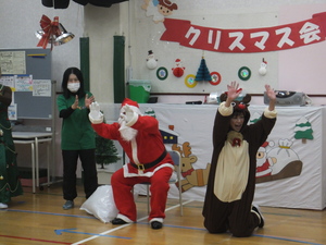 サンタクロースとトナカイが登場し、手を振っている写真