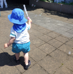 しゃぼん玉をする子どもの姿