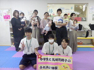 中学生と乳幼児親子の記念写真
