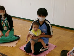 中学生と乳幼児親子のふれあい体験