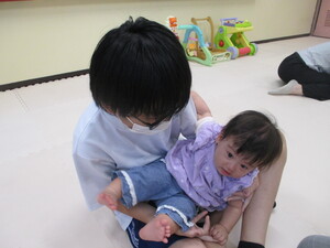 中学生と乳幼児親子のふれあい体験の様子