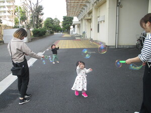 しゃぼん玉を追いかける様子