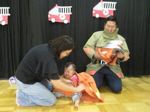 消防服体験の様子