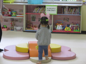 よろしくねの会　室内探検の様子
