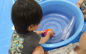 氷を触っている写真