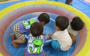 くまクラブの子が水を触っている写真