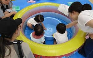 うさぎクラブの子が水を触っている写真