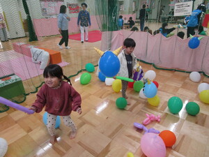 風船サーベルで風船を切る子ども