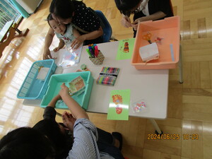 フラワーアートの制作風景