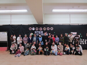 世代間交流の集合写真です。