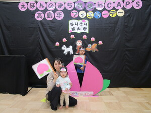 大きな桃の前で記念撮影