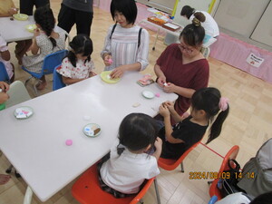 ミニケーキ作りの写真です