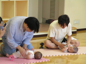 ぱぱとふれあい遊びの写真です。