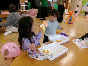 カフェで子ども同士が乾杯している写真