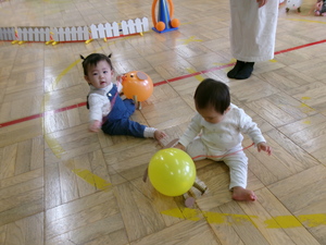 風船の犬と遊んでいる写真
