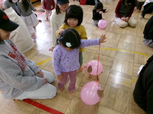 風船の犬を散歩させている写真
