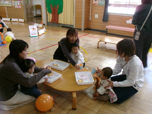 座卓でお茶している様子