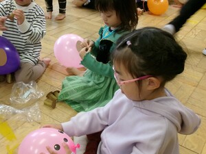 風船の犬をつくっている様子