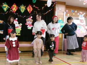 親子でダンスをしている写真