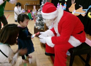 サンタさんからプレゼントをもらっている写真