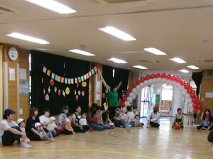 親子で座っている写真