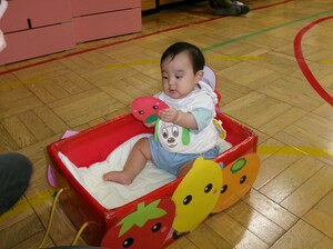 赤ちゃんが箱の中に座っている写真