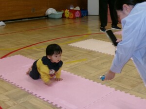 赤ちゃんがハイハイしている写真