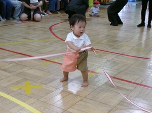 子どもがゴールテープを触っている写真