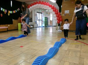 クネクネ道を渡る写真